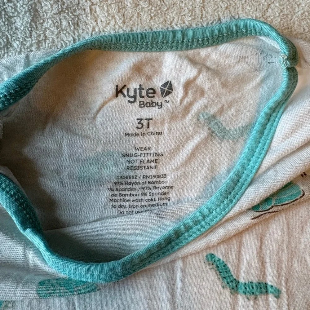 Kyte Baby Snail Mushroom Print Pajamas Set, White Light Blue. Sz 3T